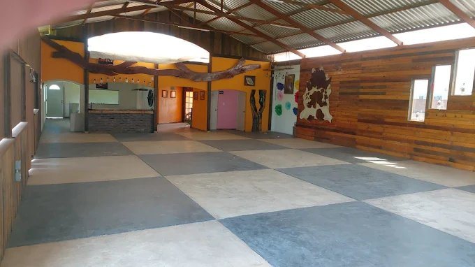 Interior del salón con piso de damero